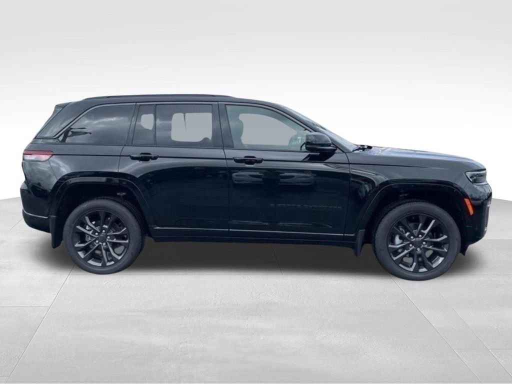 New 2026 Diamond Black Crystal Pearl-Coat Exterior Paint Jeep Limited Reserve image 6