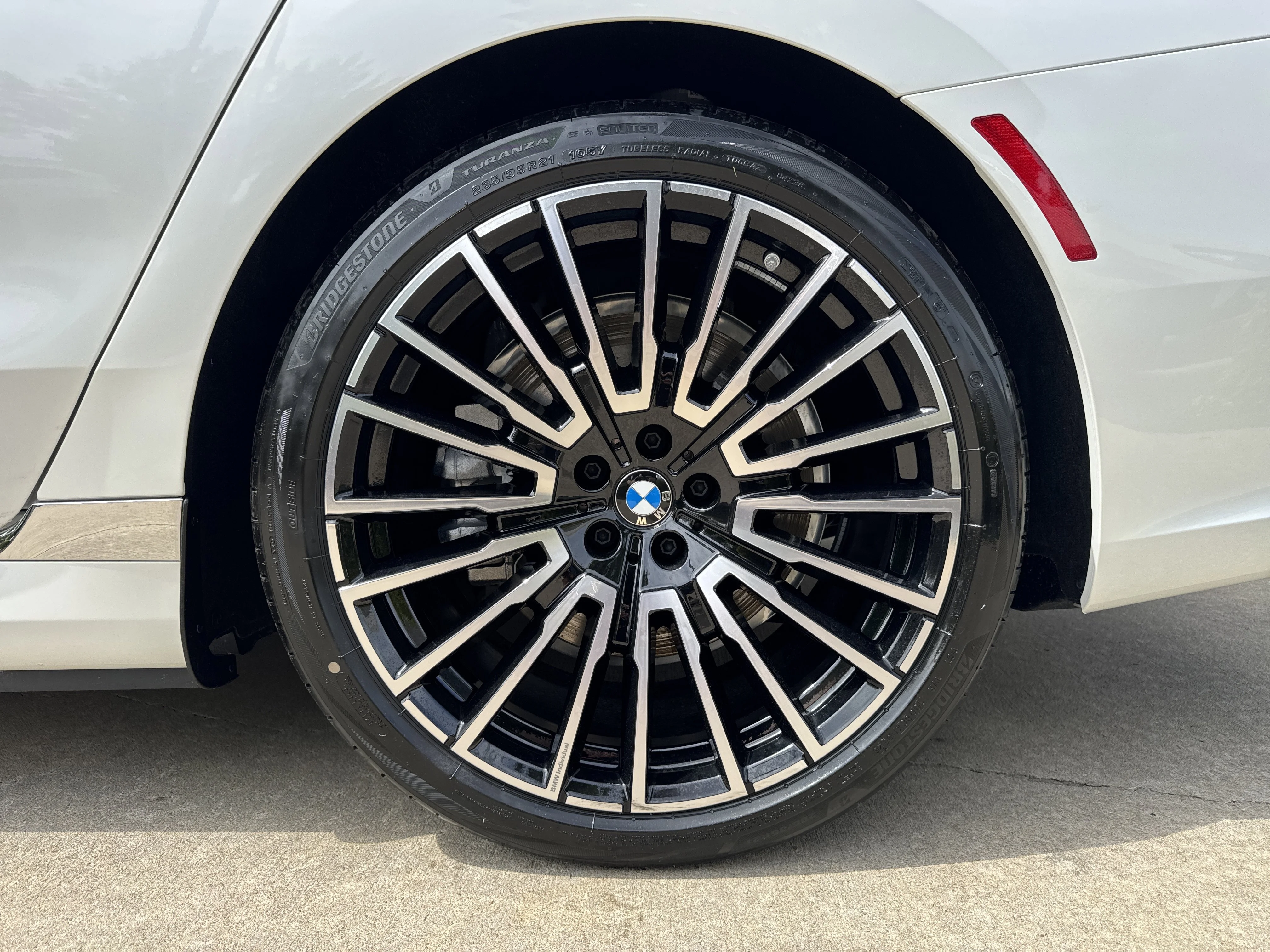 New 2026 MINERAL WHITE BMW xDrive60 image 27