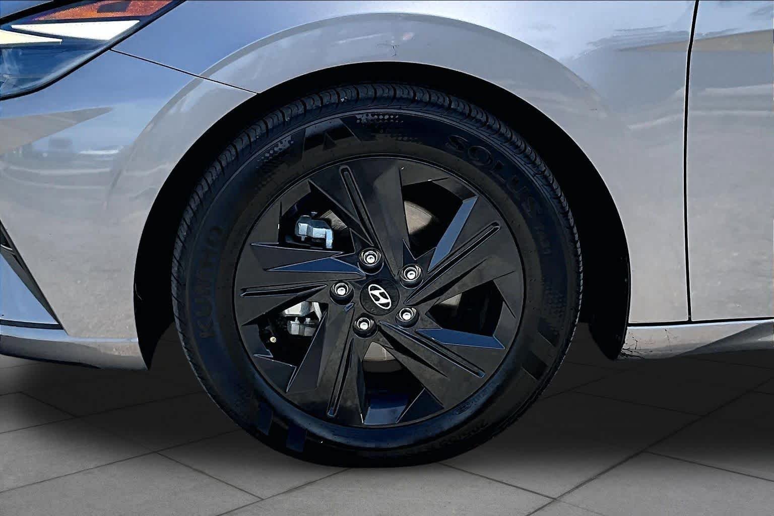 Used 2021 Fluid Metal Hyundai SEL image 11