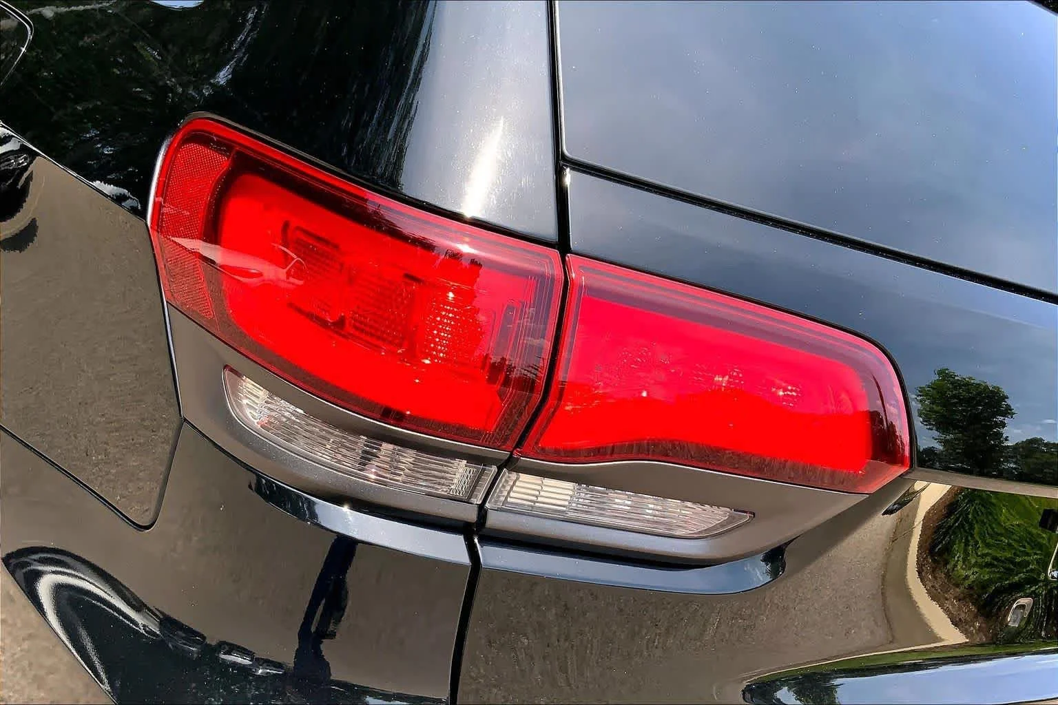 Used 2020 Diamond Black Crystal Pearlcoat Jeep Limited X image 27