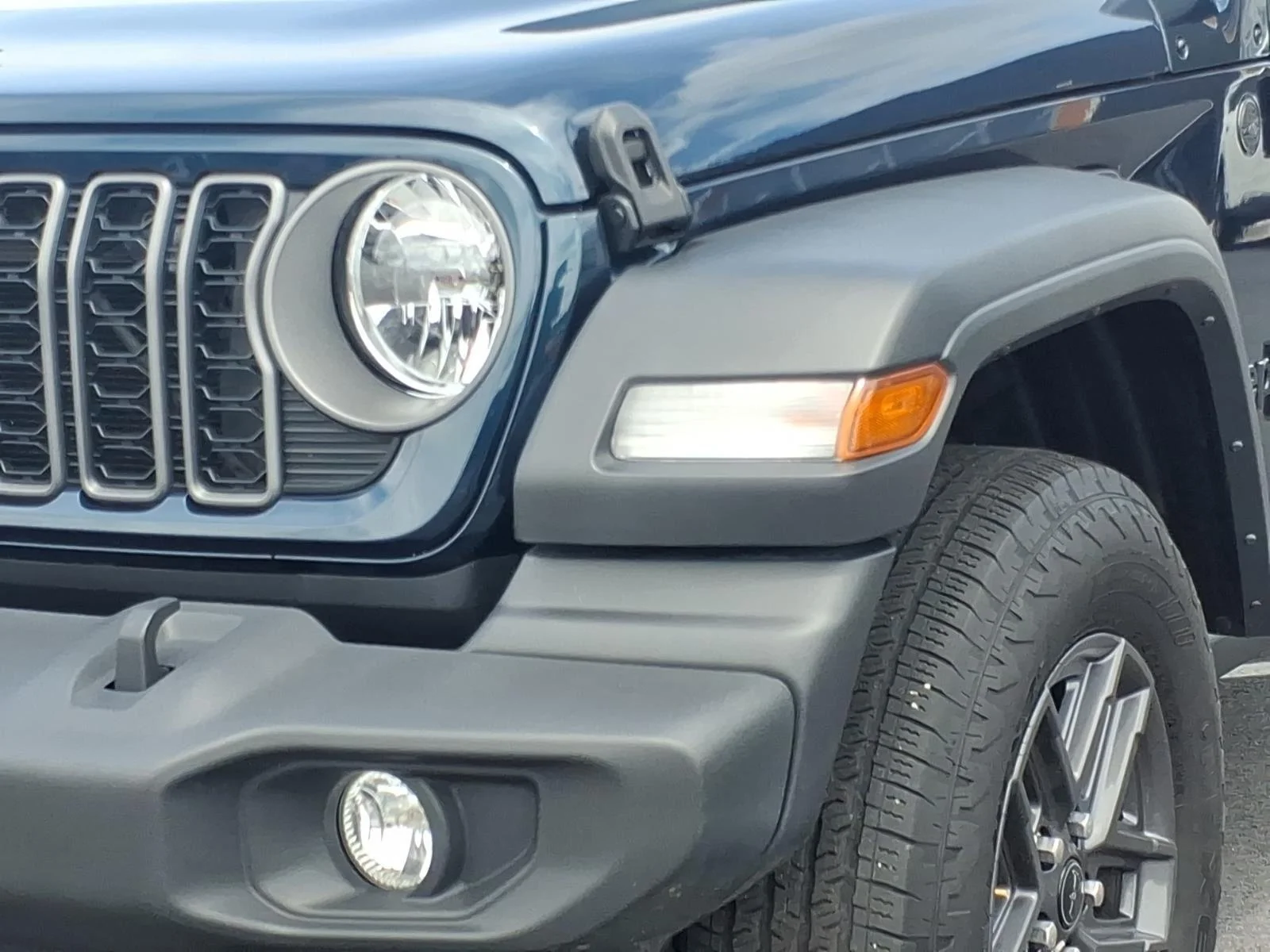 Used 2025 Fathom Blue Pearlcoat Jeep Sport S image 14