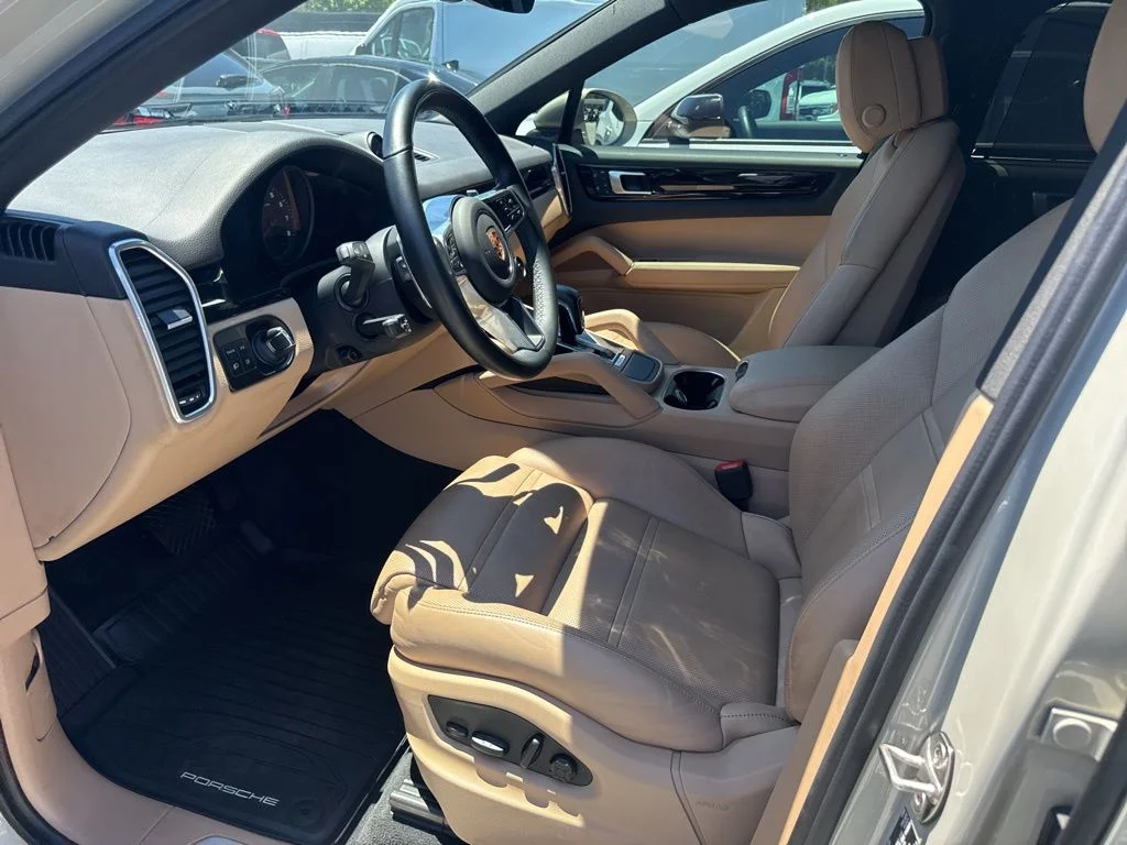 Used 2022  Porsche Base image 3