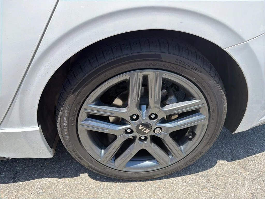 Used 2021 White Kia GT-Line image 4
