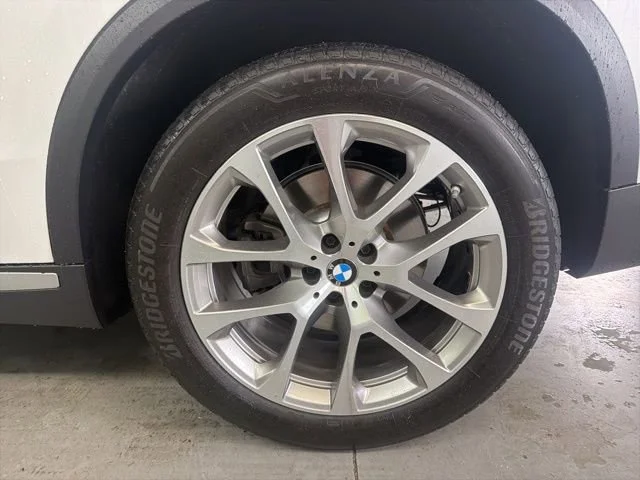 Used 2023 White BMW sDrive40i image 9