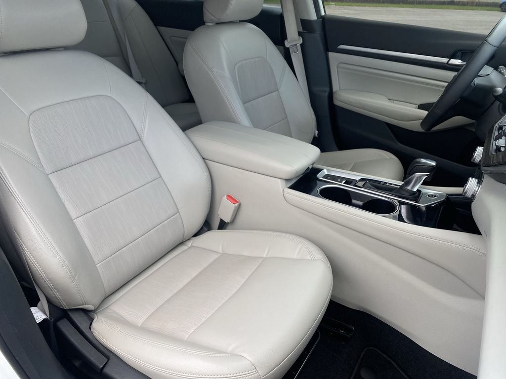 Used 2022 Pearl White Tricoat Nissan 2.5 SL image 32