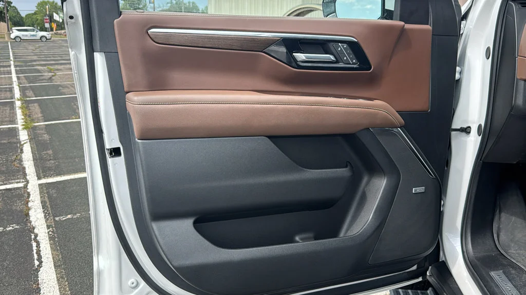 Used 2025 Iridescent Pearl Tricoat Chevrolet High Country image 21