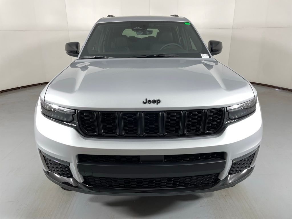 New 2025 Silver Zynith Exterior Paint Jeep Limited image 3