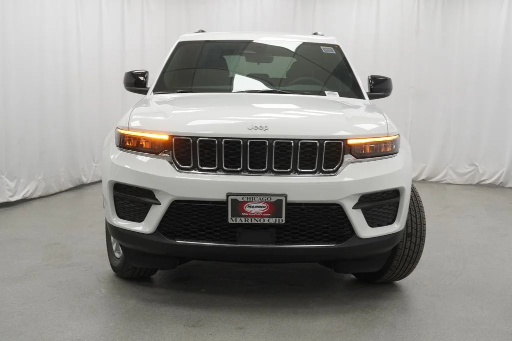 New 2026 Bright White Clear-Coat Exterior Paint Jeep Laredo image 7