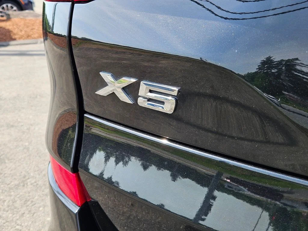 Certified Used 2022 Black Sapphire Metallic BMW xDrive40i image 10
