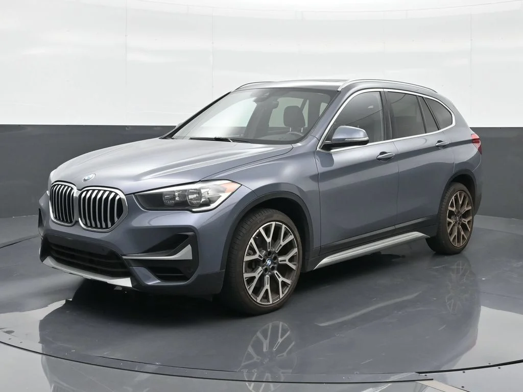 Used 2021  BMW sDrive28i image 1