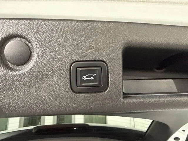 Used 2022 White Chevrolet LT image 12