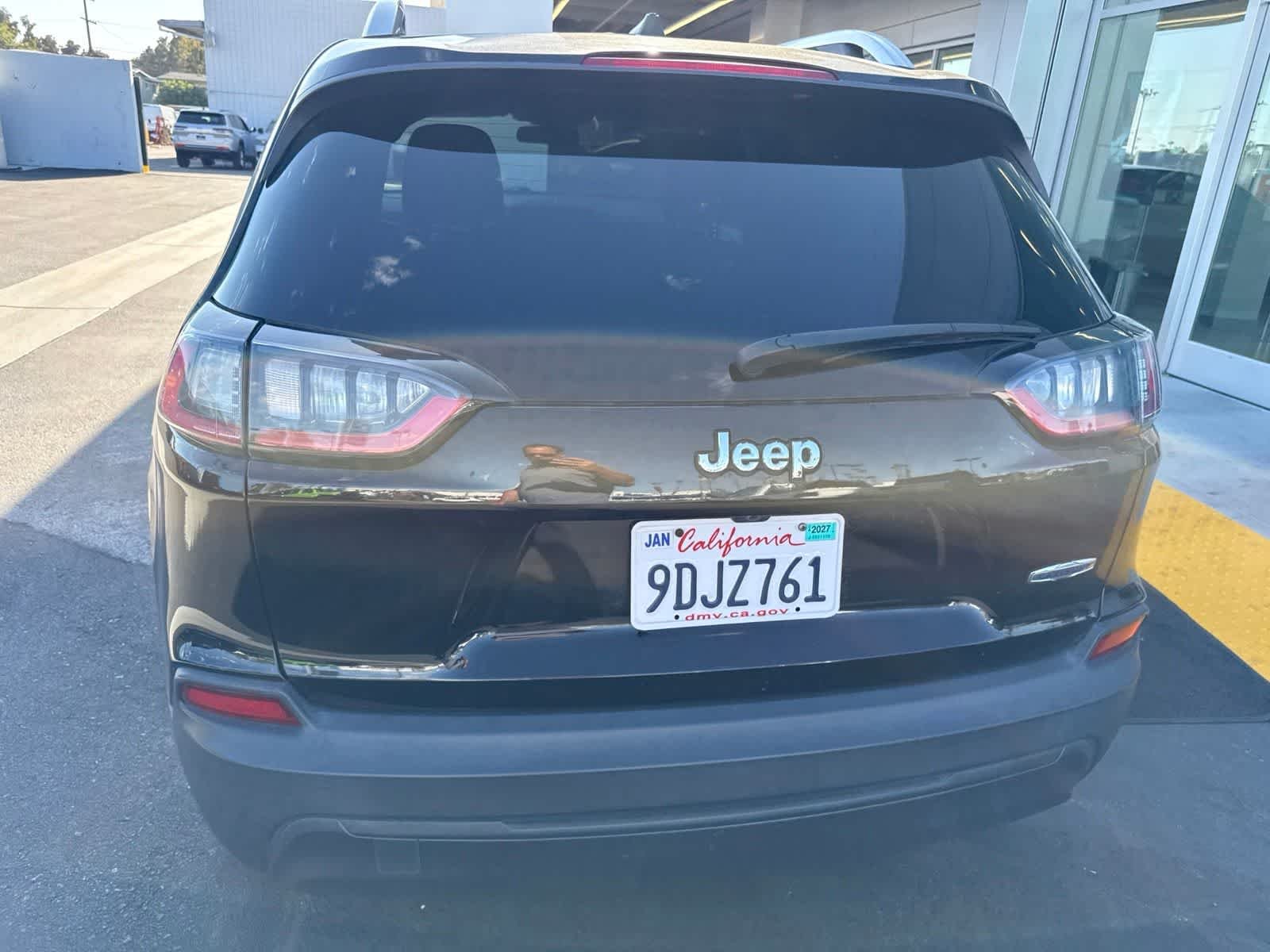 Used 2019 Diamond Black Crystal Pearlcoat Jeep Latitude image 16