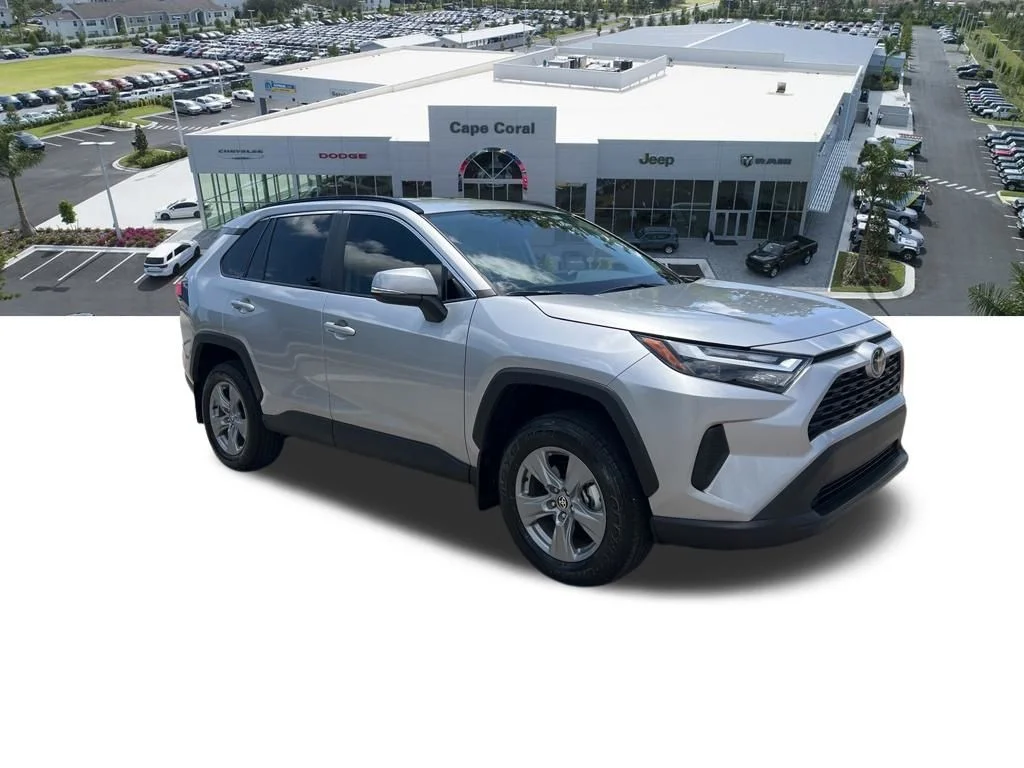 Used 2025  Toyota XLE image 10