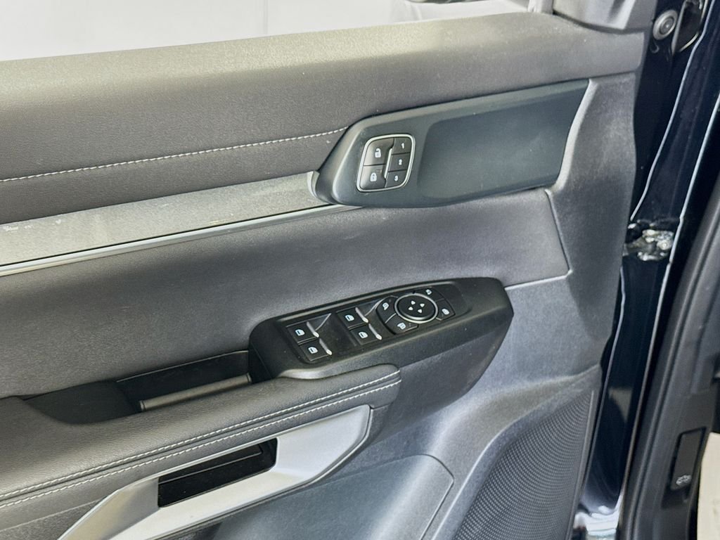 Used 2024  Ford LARIAT image 22