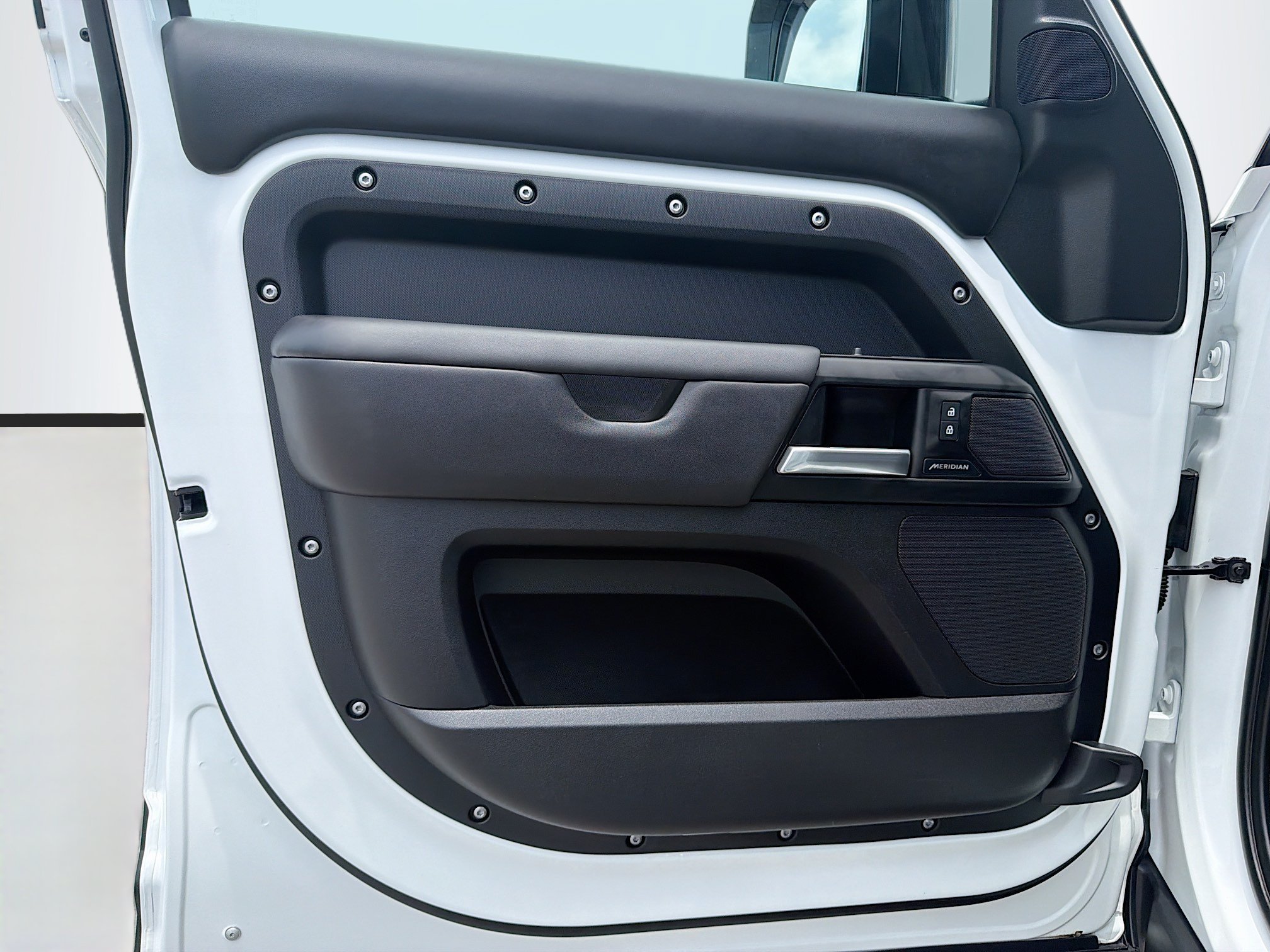Certified Used 2025 Fuji White Land Rover S image 21