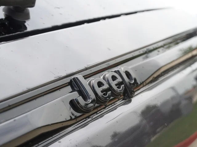 New 2026 Baltic Gray Metallic Clear-Coat Exterior Paint Jeep Altitude image 12