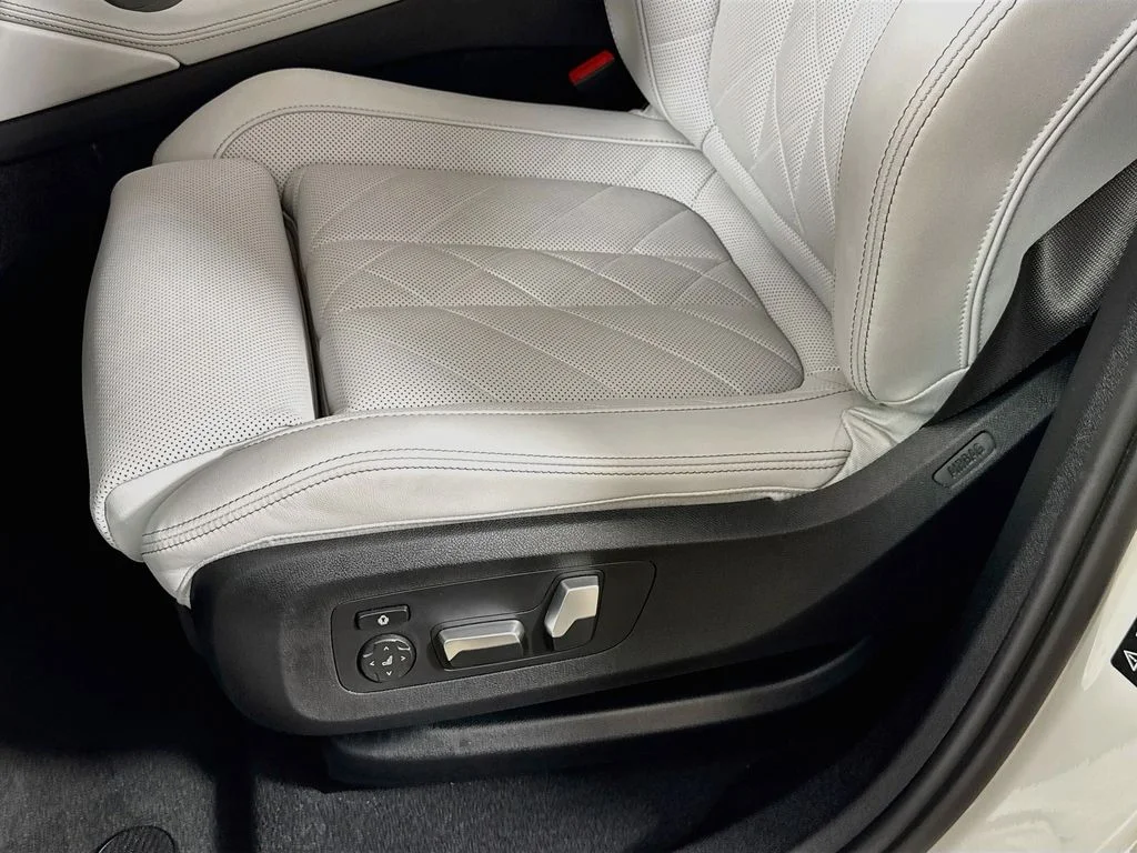 Used 2026 White BMW xDrive40i image 25