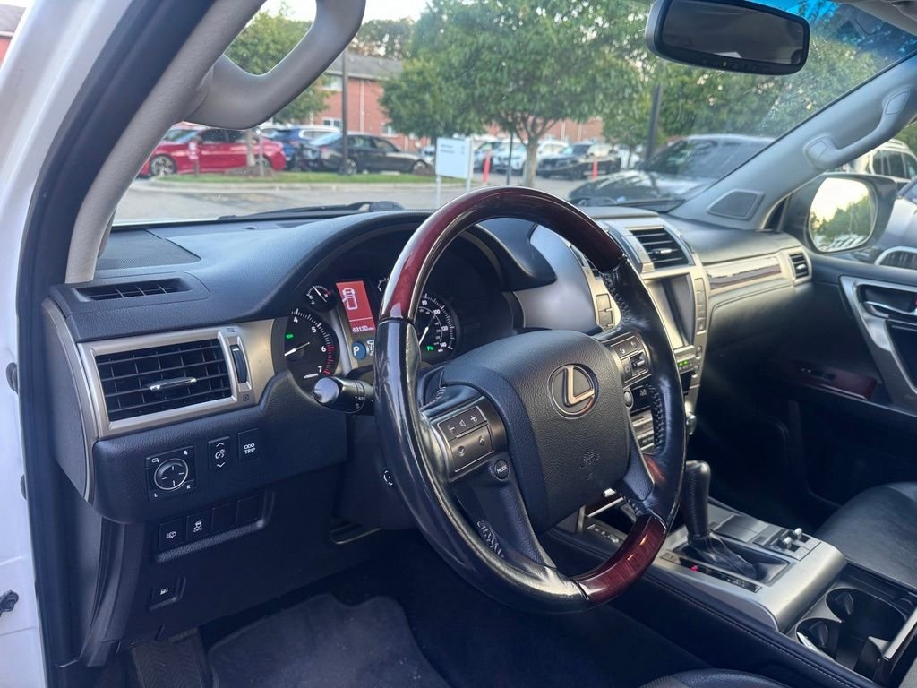 Used 2016  Lexus 460 image 8