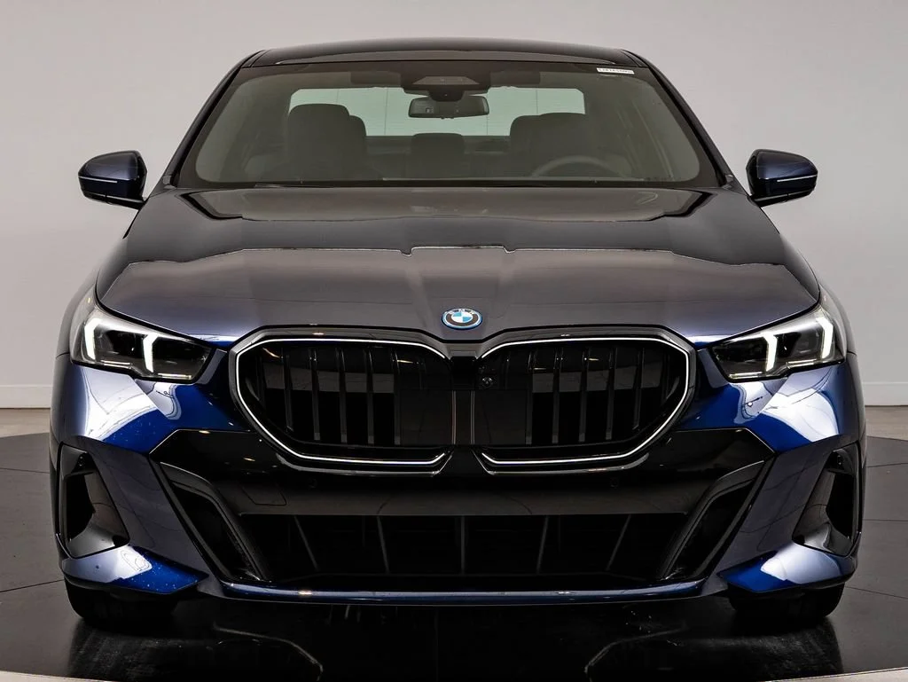 New 2027 Tanzanite Blue II Metallic BMW 550e xDrive image 2