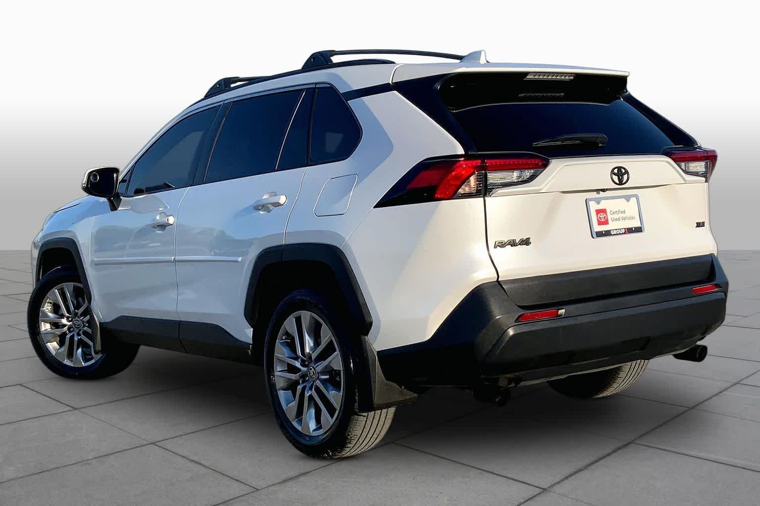 Used 2025 Wind Chill Pearl Toyota XLE Premium image 12