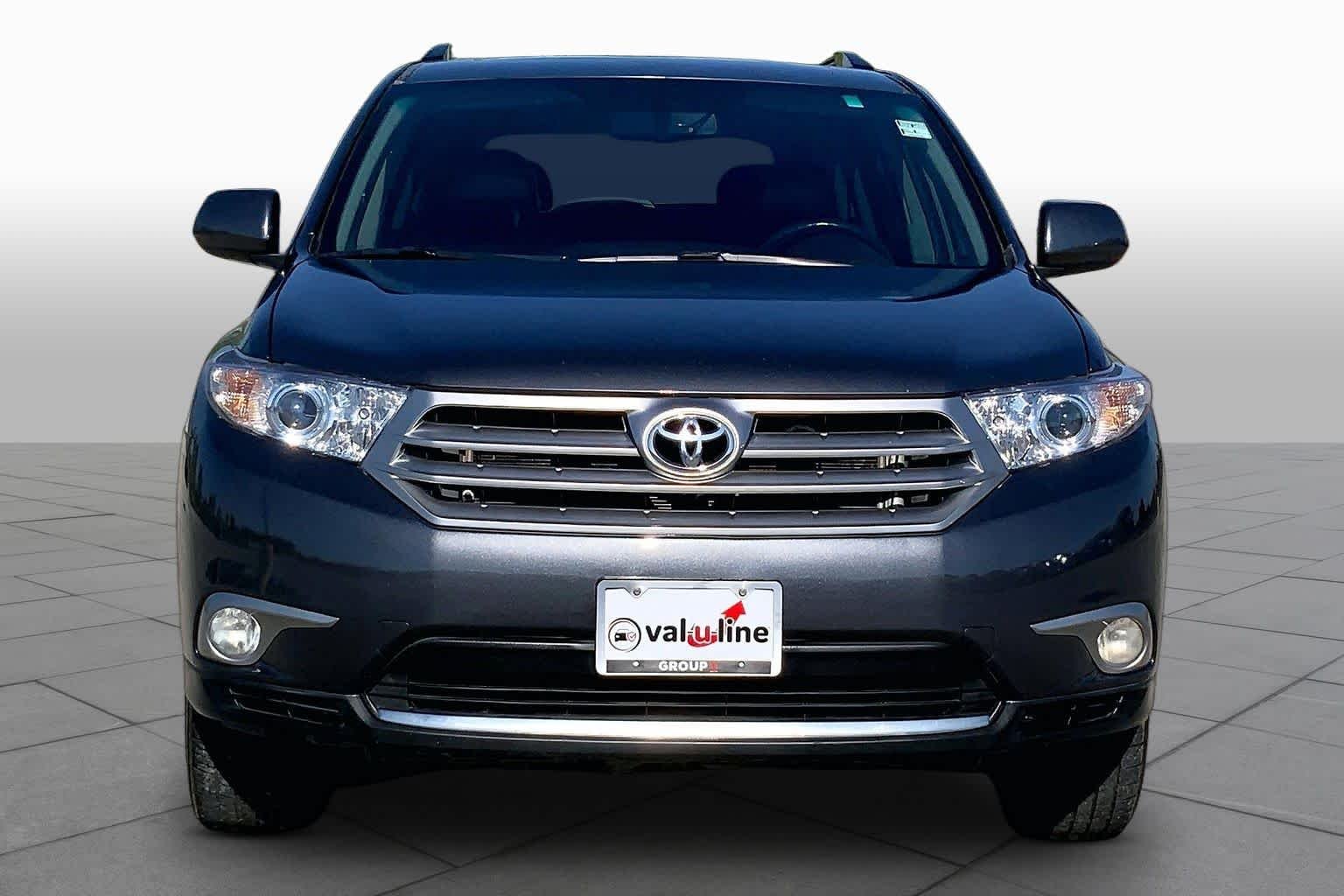 Used 2013 Magnetic Gray Metallic Toyota SE image 4