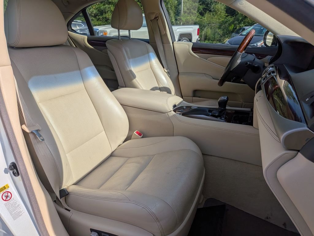 Used 2013  Lexus 460 image 27