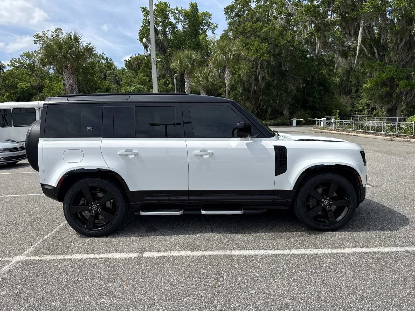 2023 Land Rover Defender X-Dynamic SE's photo