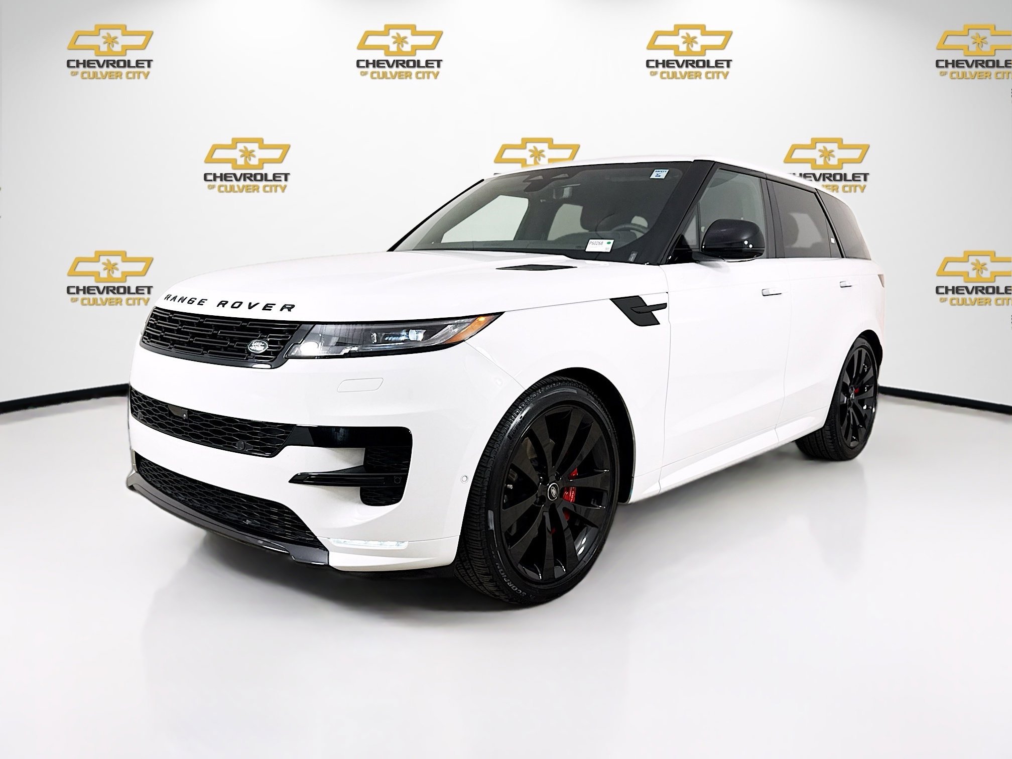 Used 2025 White Land Rover Dynamic SE image 3