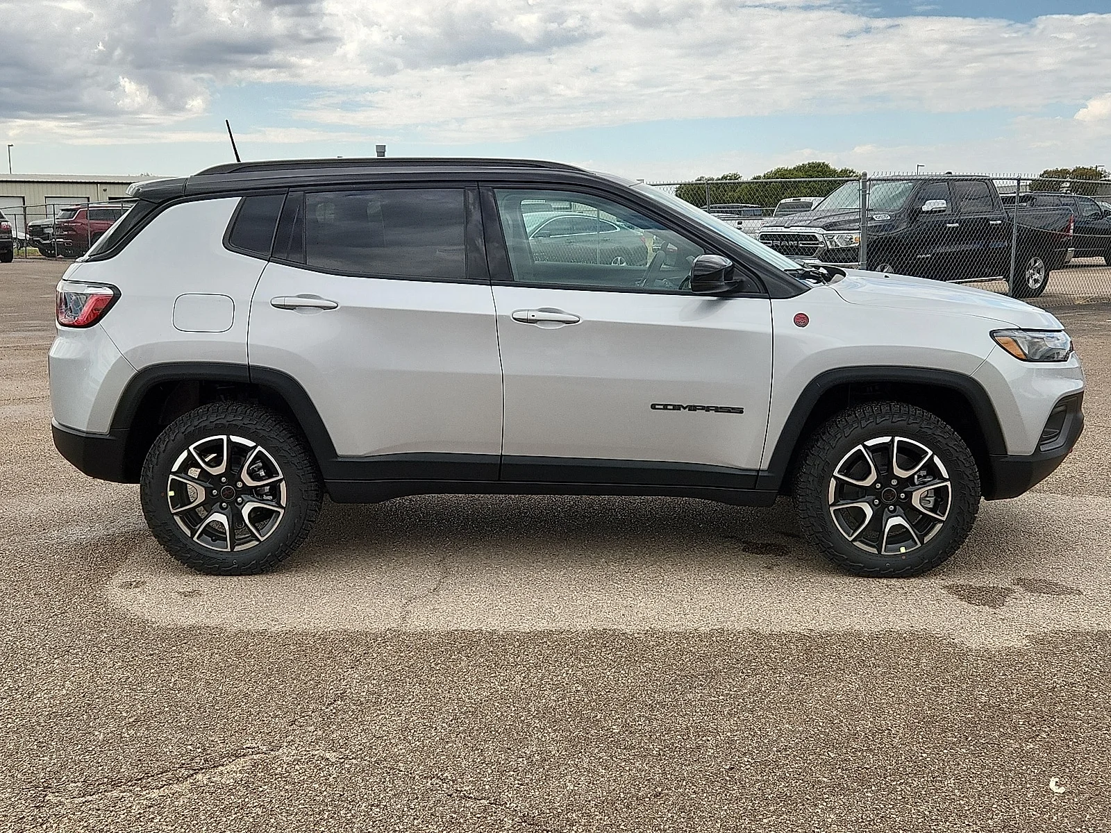 New 2026 Silver Zynith Metallic Clear-Coat  Paint Jeep TRAILHAWK 4X4 image 5