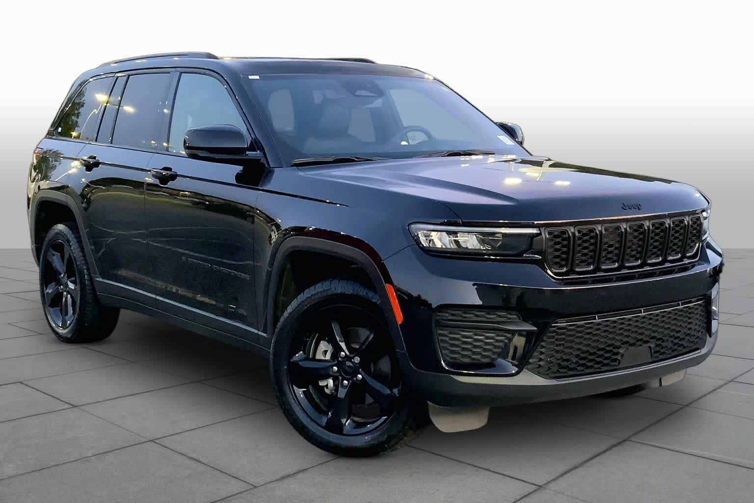 Used 2023 Diamond Black Crystal Pearlcoat Jeep Altitude image 3