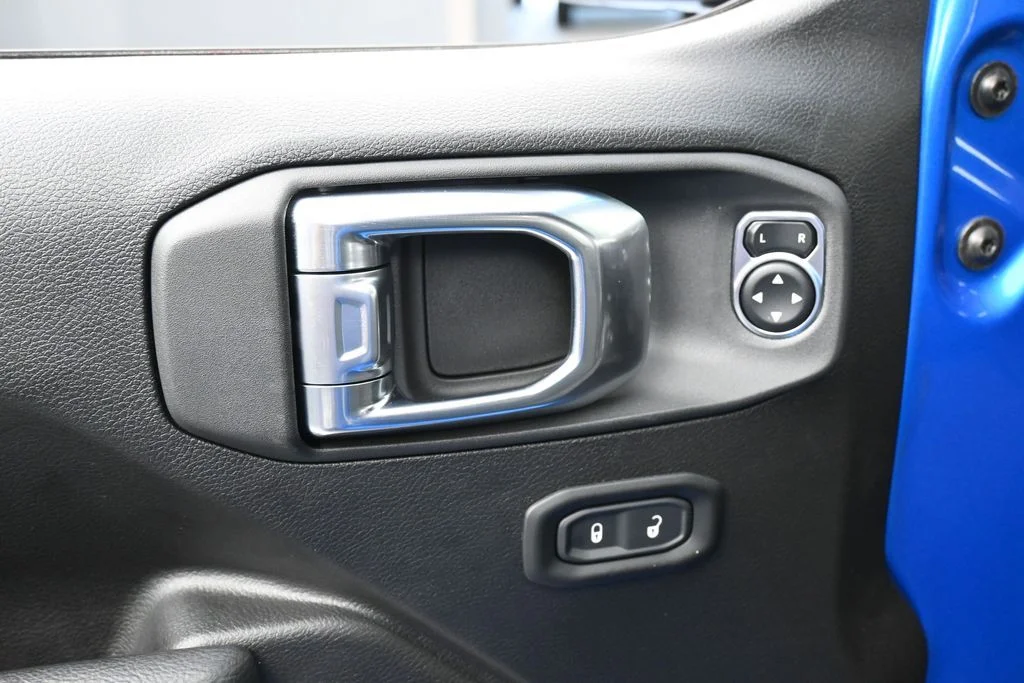 Used 2025 Hydro Blue Pearl Coat Jeep Sport S image 13