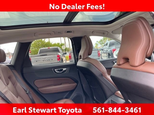 Used 2019 White Volvo T5 Momentum image 39