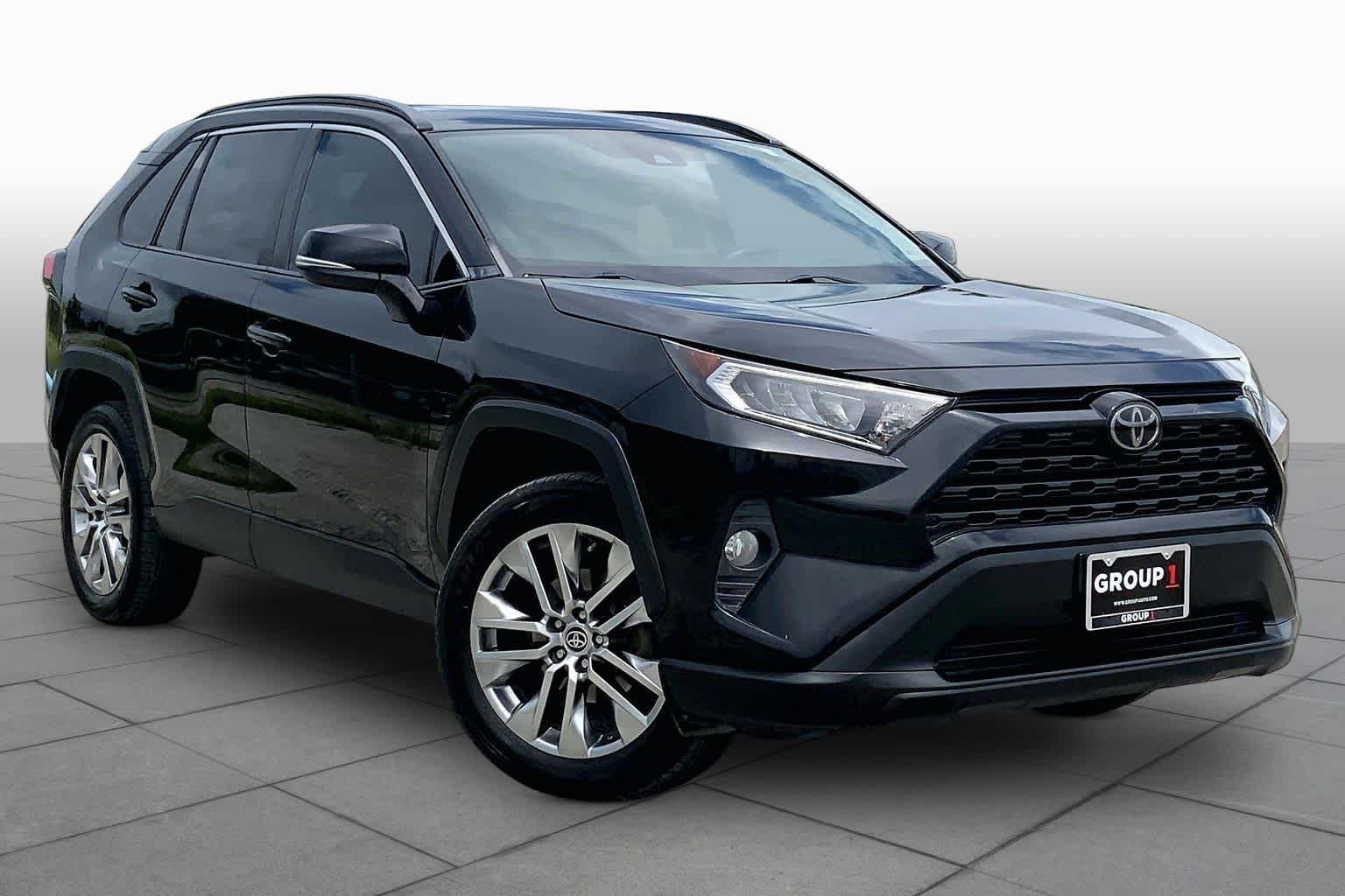 Used 2021 Midnight Black Metallic Toyota XLE Premium image 3