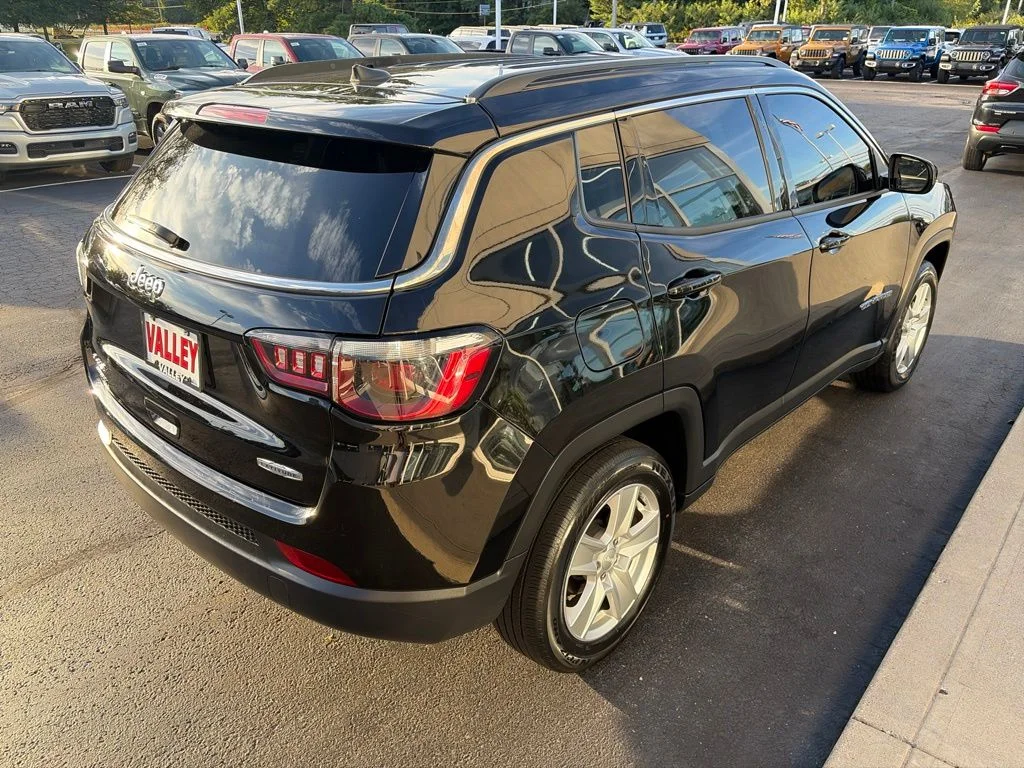 Used 2022 Black Jeep Latitude image 7