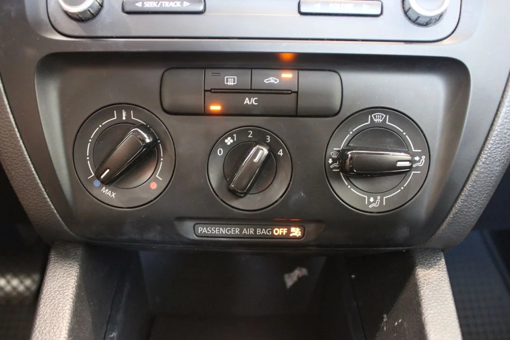 Used 2013 Black Uni Volkswagen 2.0L S image 9