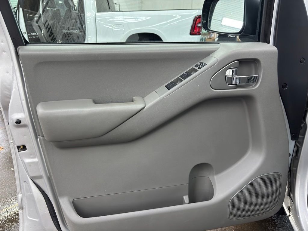Used 2014 Silver Nissan SV image 18