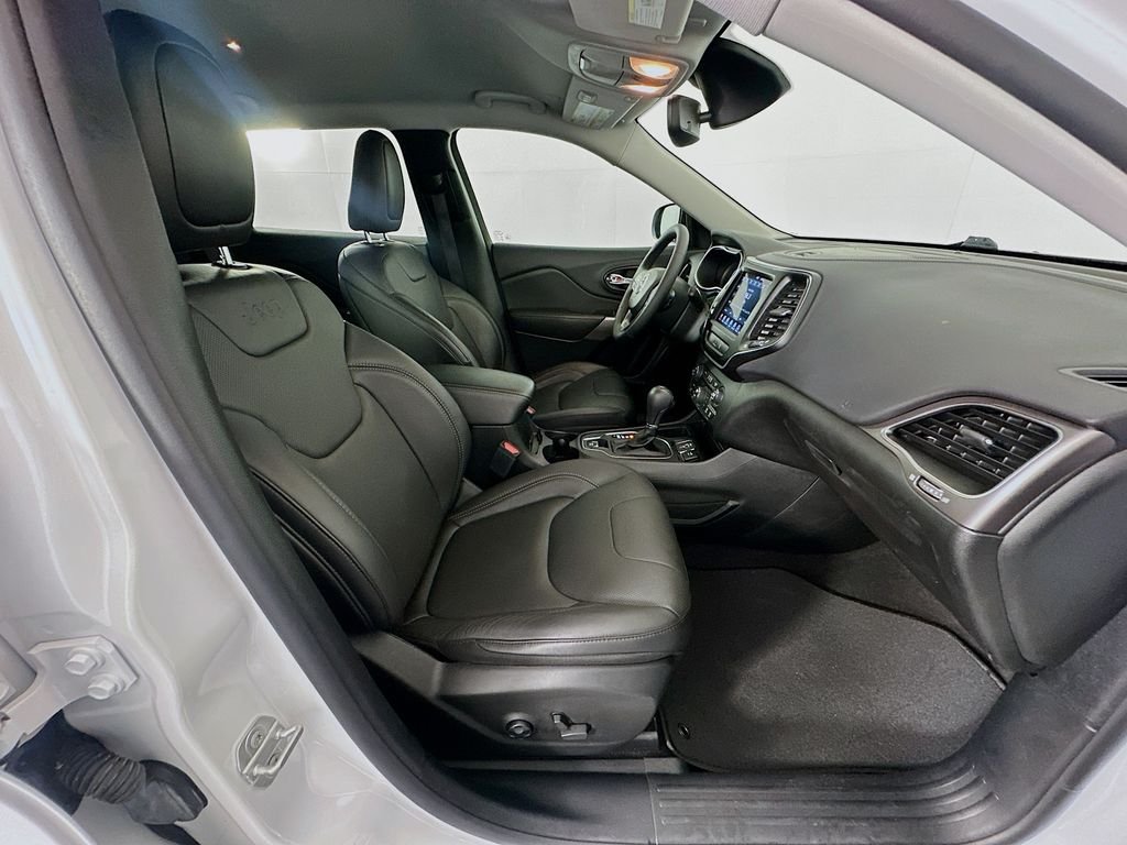 Used 2021 Bright White Clearcoat Jeep Latitude Lux image 27