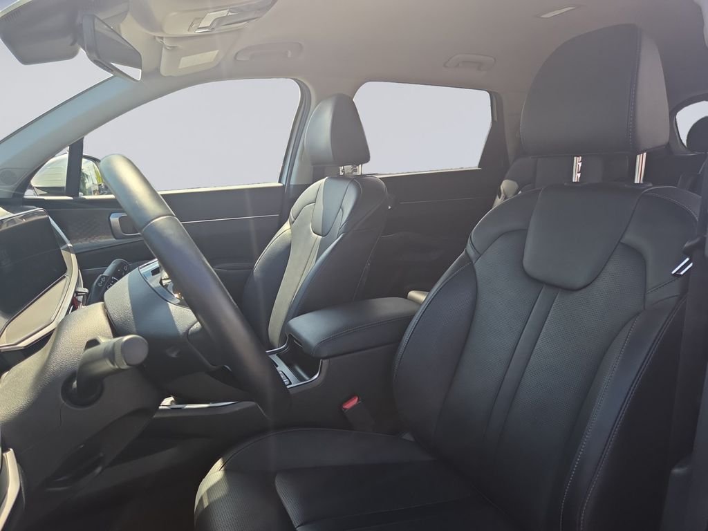 Used 2025 White Kia X-Line EX image 16