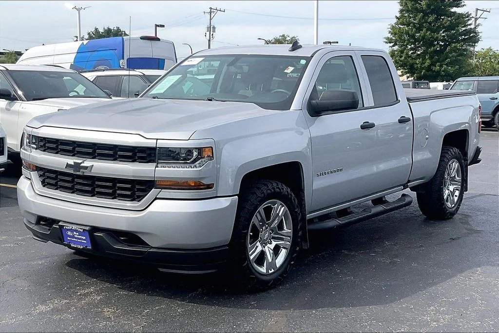 Used 2018 Silver Ice Metallic Chevrolet Custom image 10