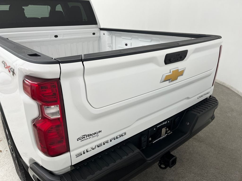 Used 2022 White Chevrolet Custom image 4