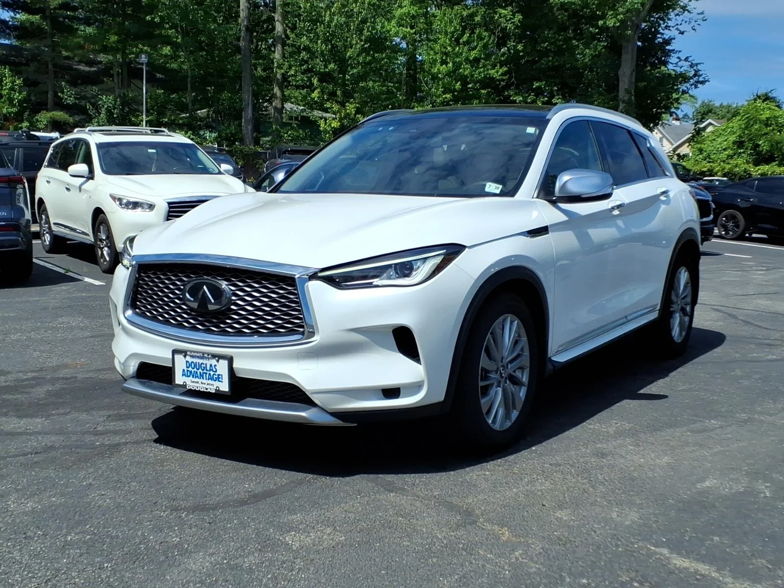 Certified Used 2025 White INFINITI LUXE image 1