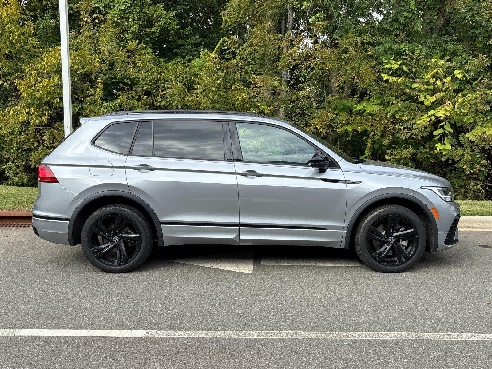 Used 2023 Pyrite Silver Metallic Volkswagen SE R-Line Black image 6