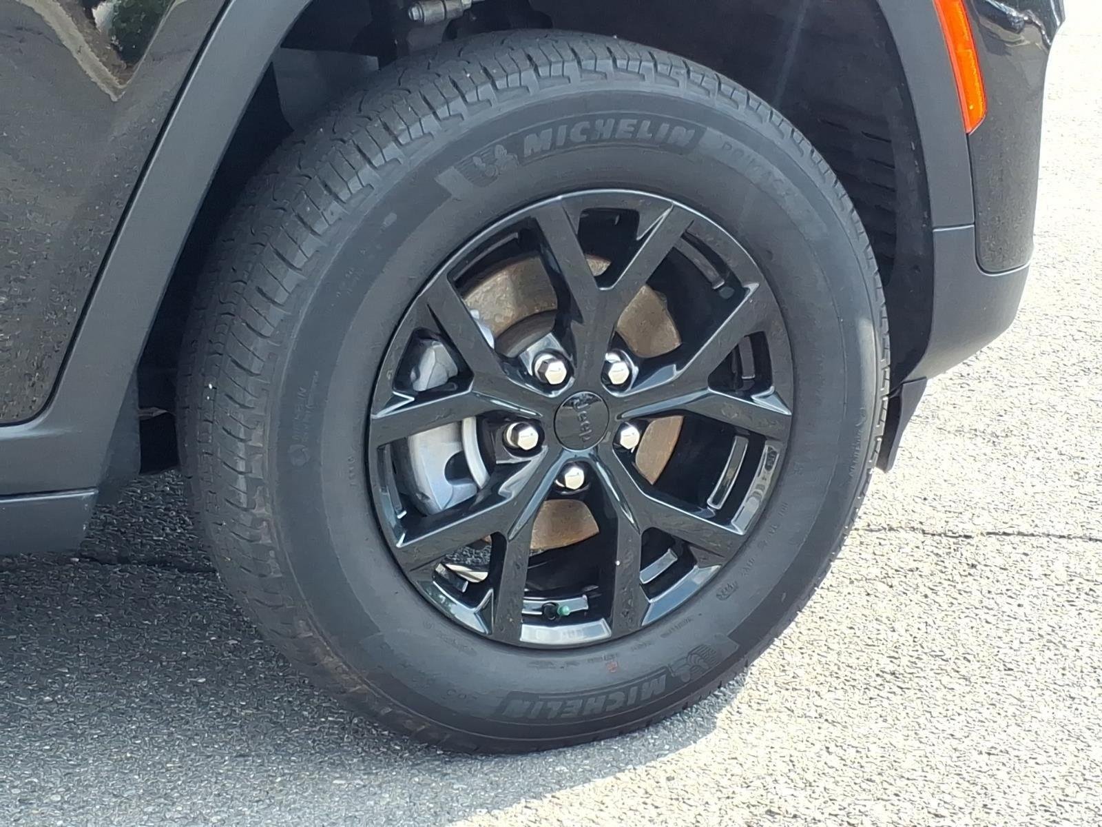Used 2025 Diamond Black Crystal Pearlcoat Jeep Altitude image 10