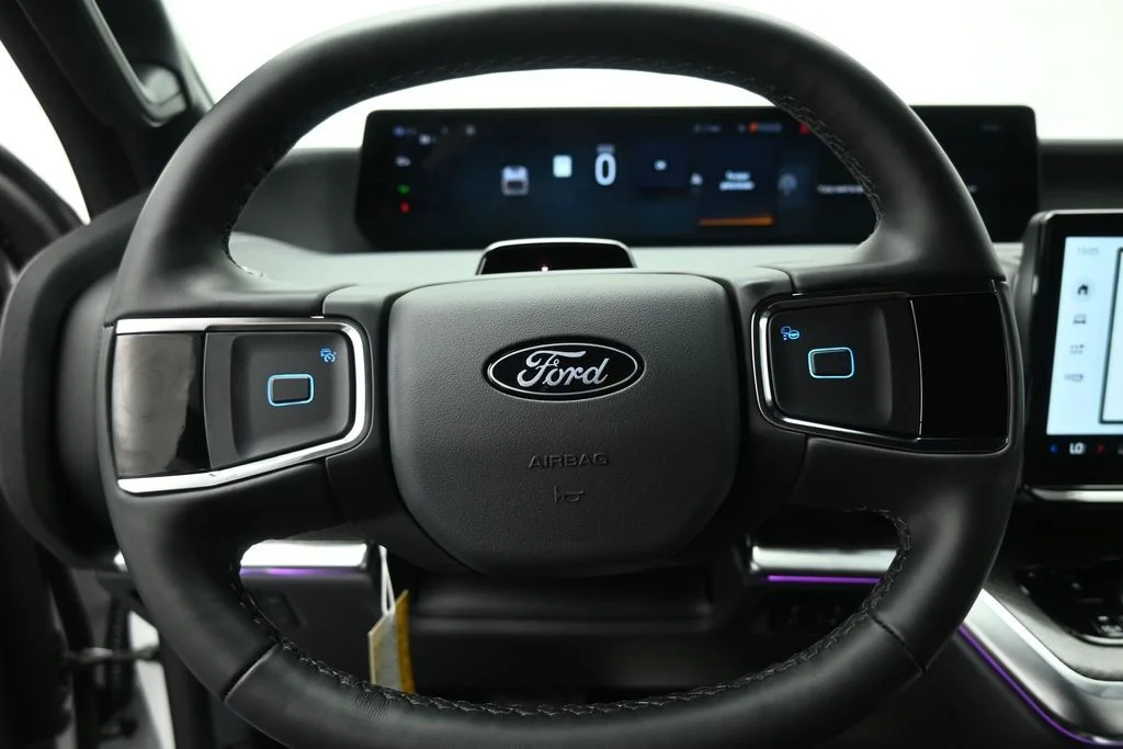 New 2026 Oxford White Ford Platinum image 10