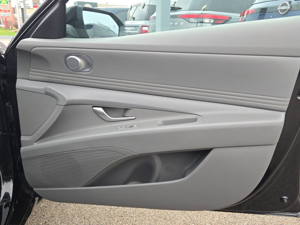 Used 2025 Black Hyundai SEL Convenience image 8