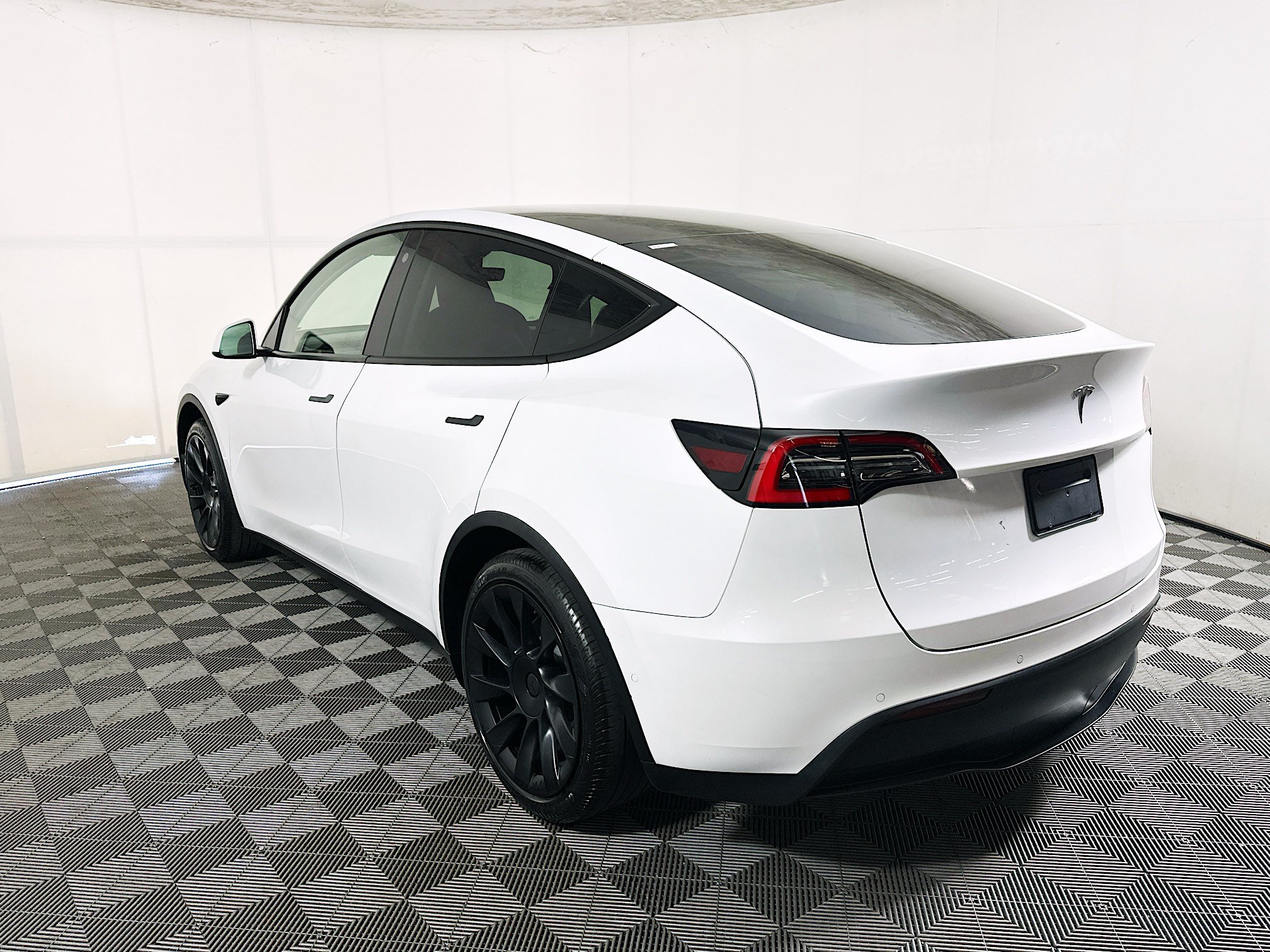 Used 2021 White Tesla Standard Range image 5