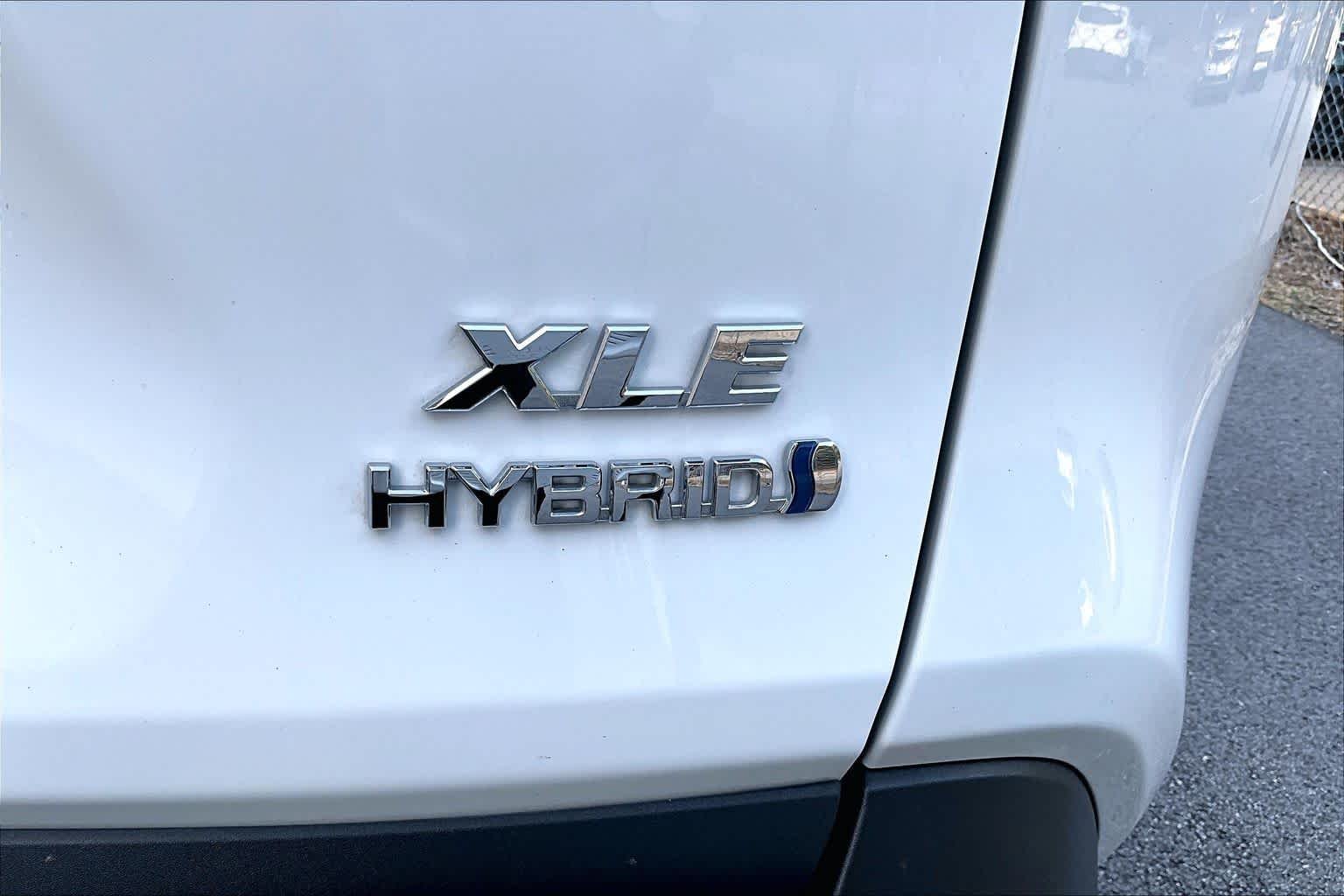 Used 2022 White Toyota Hybrid XLE image 10