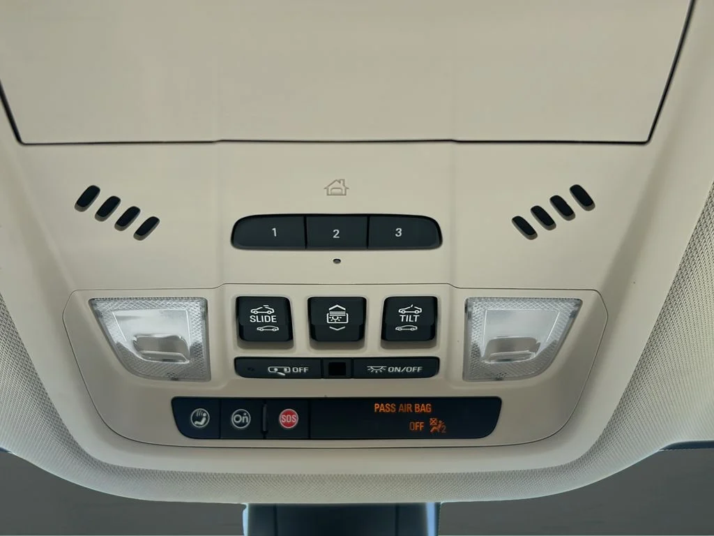 Used 2022 White Buick Avenir image 23