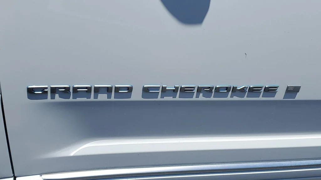 Used 2022 White Jeep Summit Reserve 4xe image 8