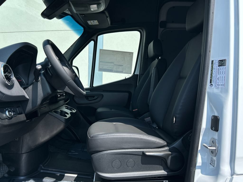 New 2026 Arctic+White Mercedes-Benz Cargo 144 WB image 47